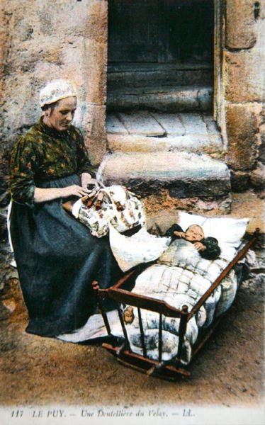 Vykort som visar en spetsmakare från Velay-regionen, tidigt 1900-tal (färgad bild) av French School