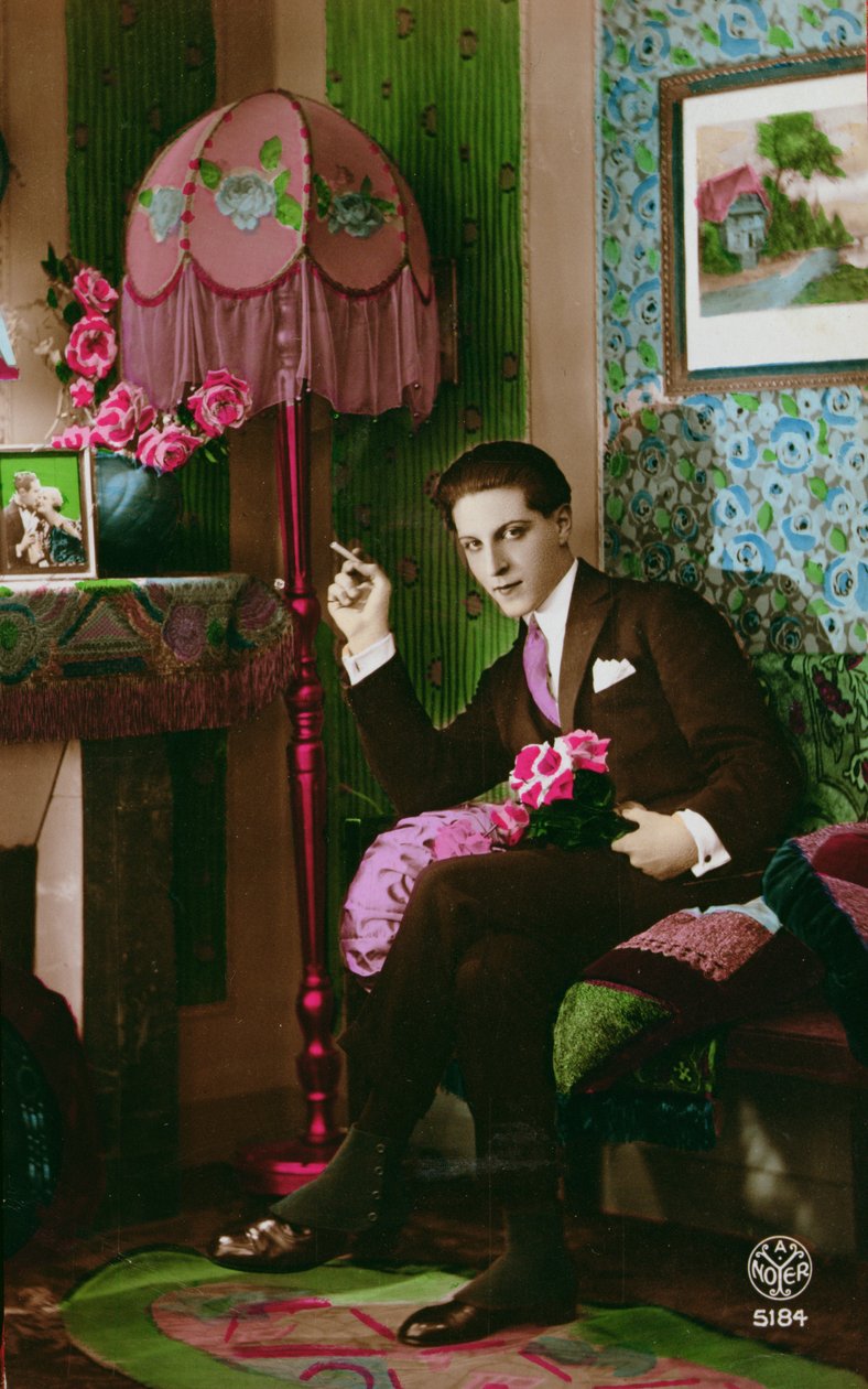 Vykort föreställande en elegant ung man, ca 1930 (färgat foto) av French School