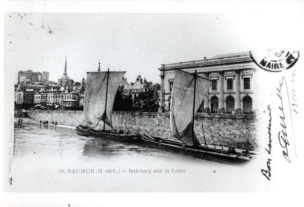 Vykort som visar pråmar på Loire vid Saumur, Frankrike, före 1914 (s/v foto) av French School