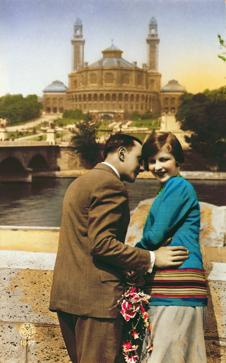 Vykort föreställande älskare i Paris bredvid Seine, c.1930 av French School