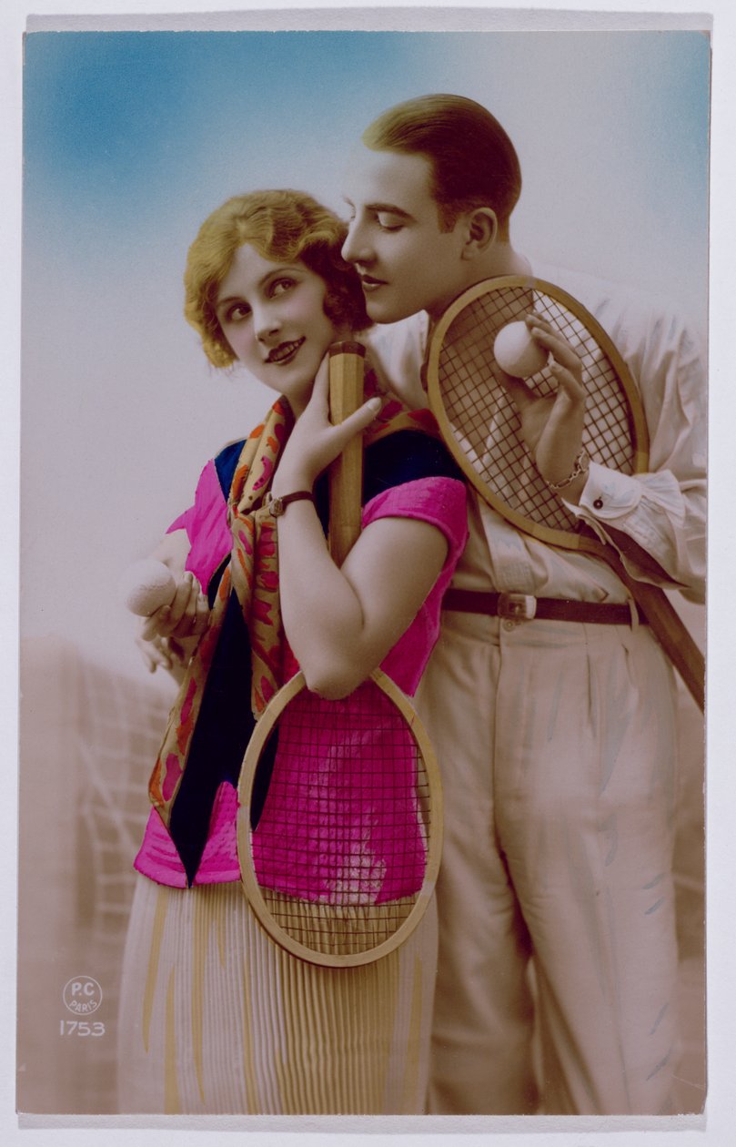 Vykort föreställande älskare på en tennisbana, c.1930 av French School