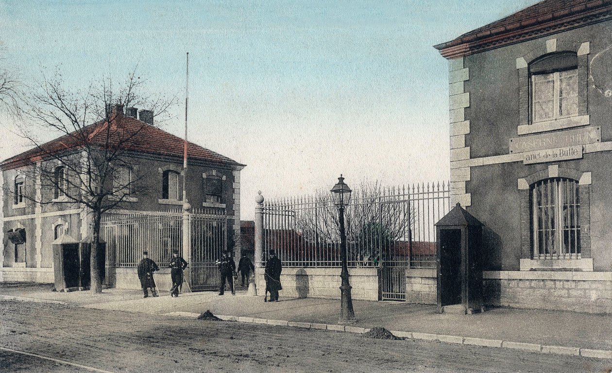 Vykort föreställande barackerna i Besancon, ca. 1900 (färg litho) av French School