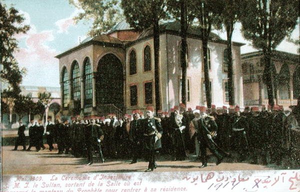Vykort som föreställer sultan Mehmet Vs (1844-1918) investiturceremonin maj 1909 (färgat foto) av French School