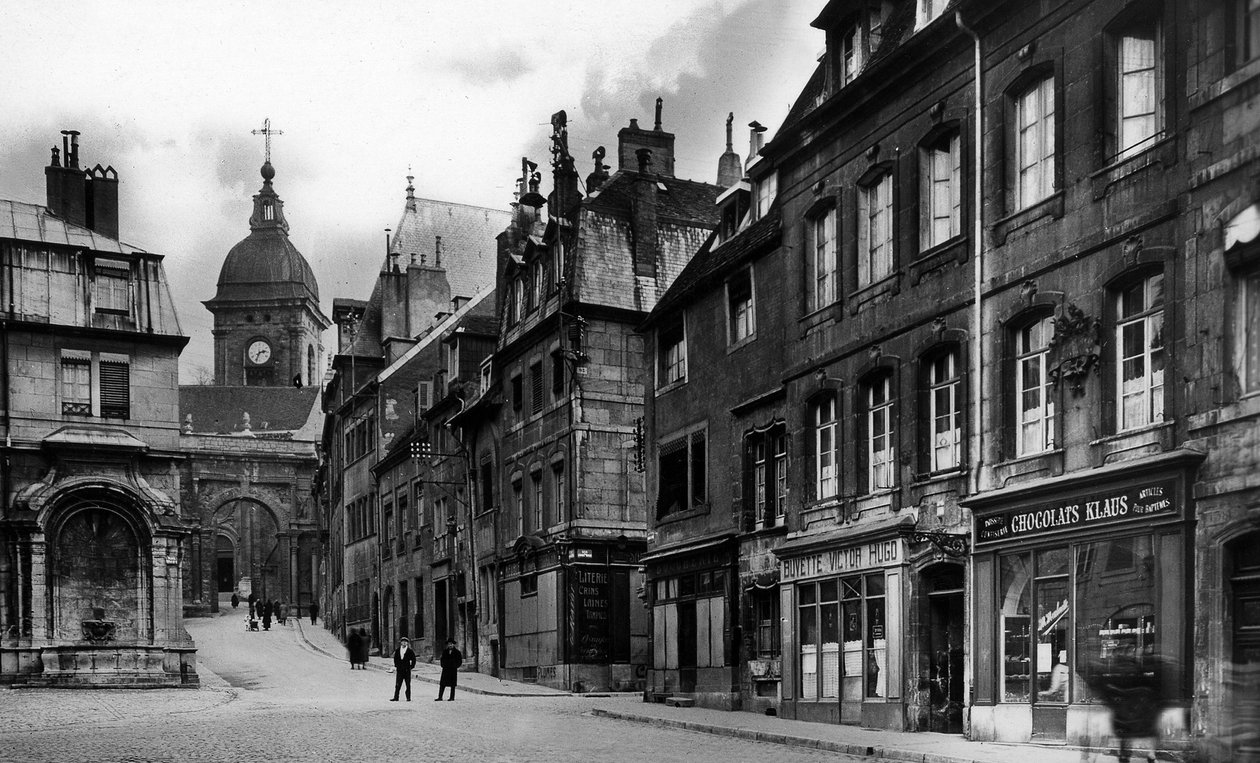 Vykort som visar Saint-Quentin-fontänen och Victor Hugos födelseplats, ca 1910 (litho) av French School