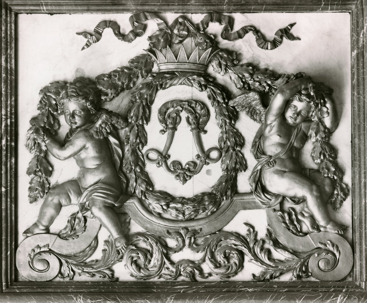 Putti flankerar det initiala L på dörren till Salon des Gardes de la Reine (stuckaturarbete) av French School