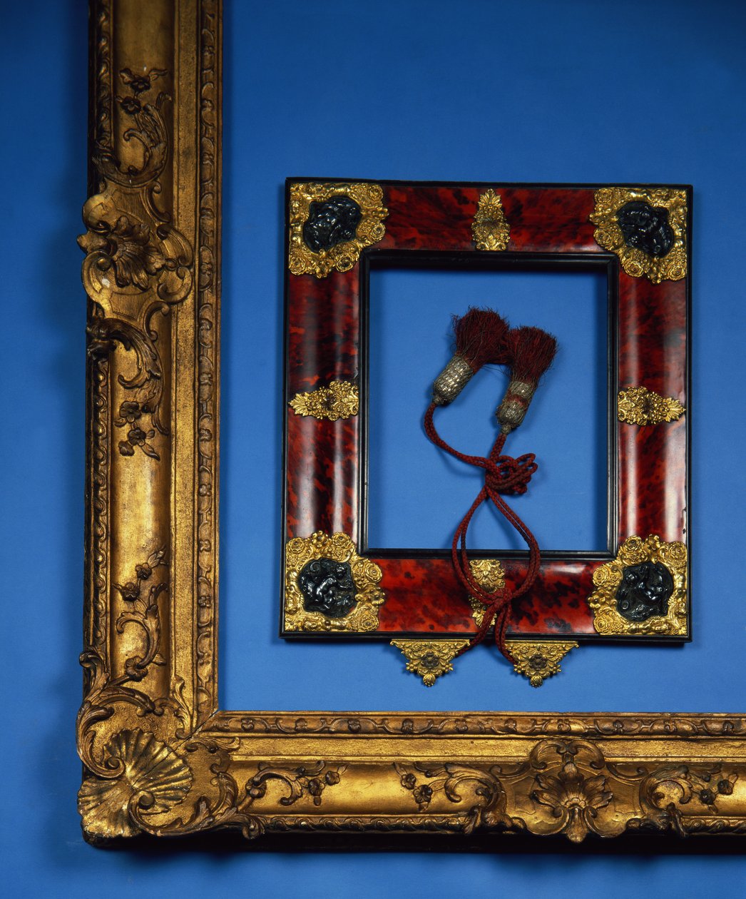 Regency omvänd profilram med ormolu och präglade silverfästen i hörnen och centrerar med de ursprungliga tofsarna (sköldpaddsskal) av French School