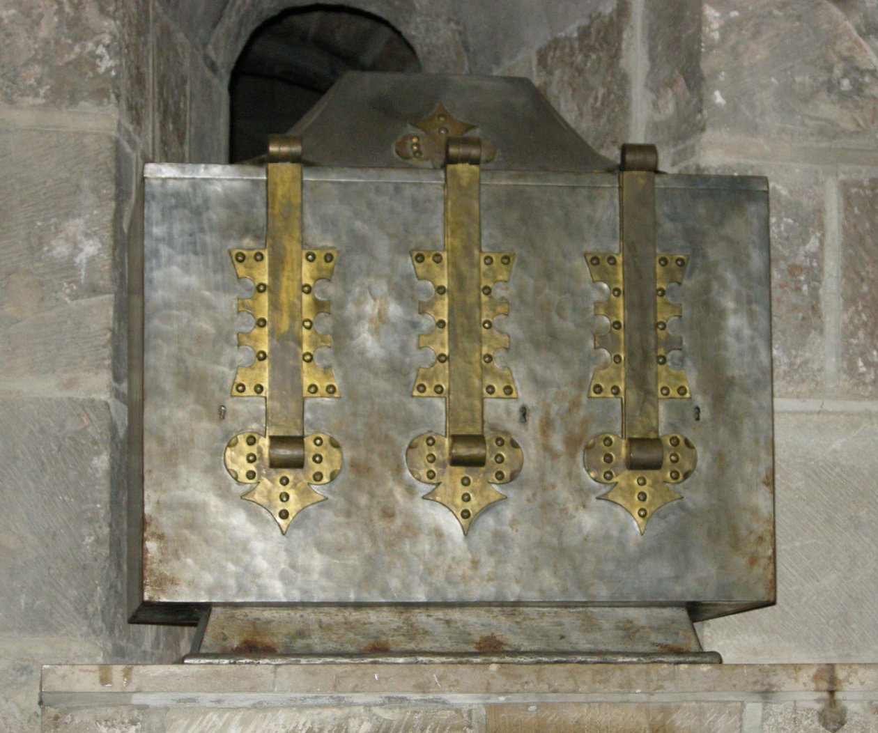 Relikvieskrin som innehåller relikerna från St. Benoit, placerad i kryptan 1108 (metall) av French School