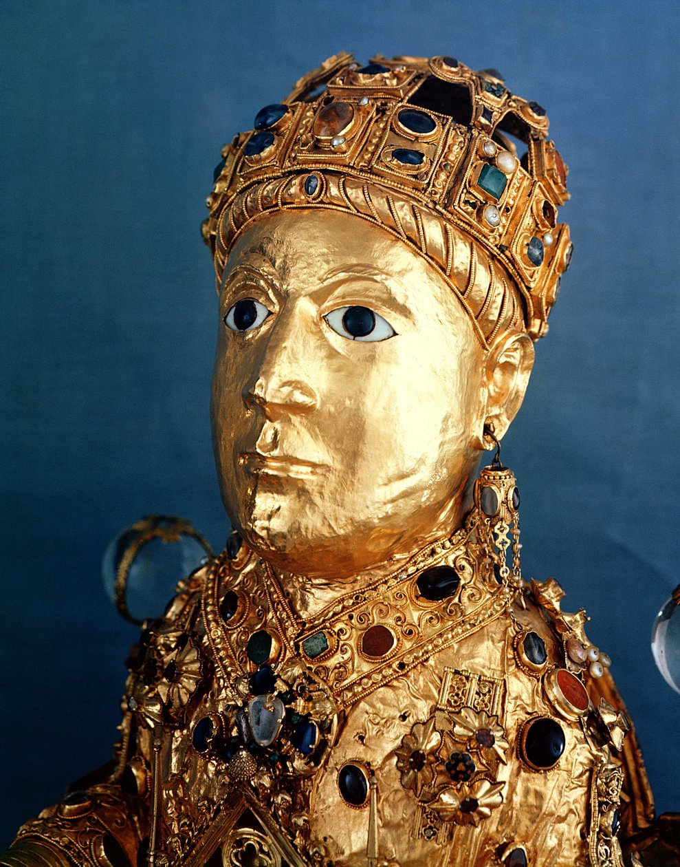 Relikviestaty av St. Foy, detalj av huvudet, c.980 (guld, silver, trä, ädelstenar och halvädelstenar) (se även 69382 och 121295) av French School