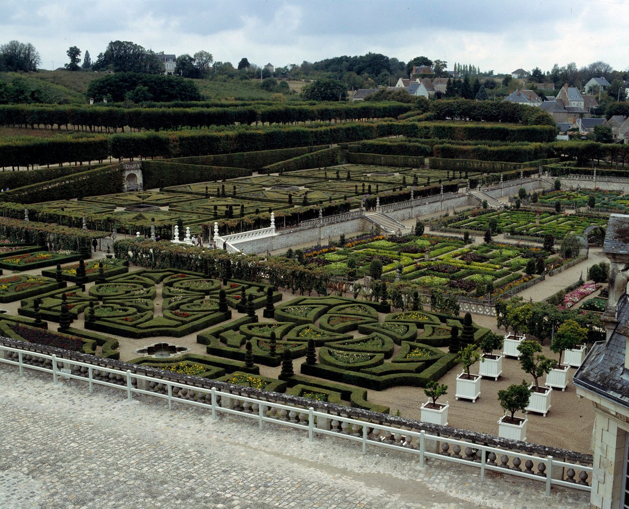 Renässansarkitektur: utsikt över trädgårdarna i Chateau de Villandry byggd i början av 1500-talet, det är ett av slotten i Loire. Villandry, Indre et Loire av French School