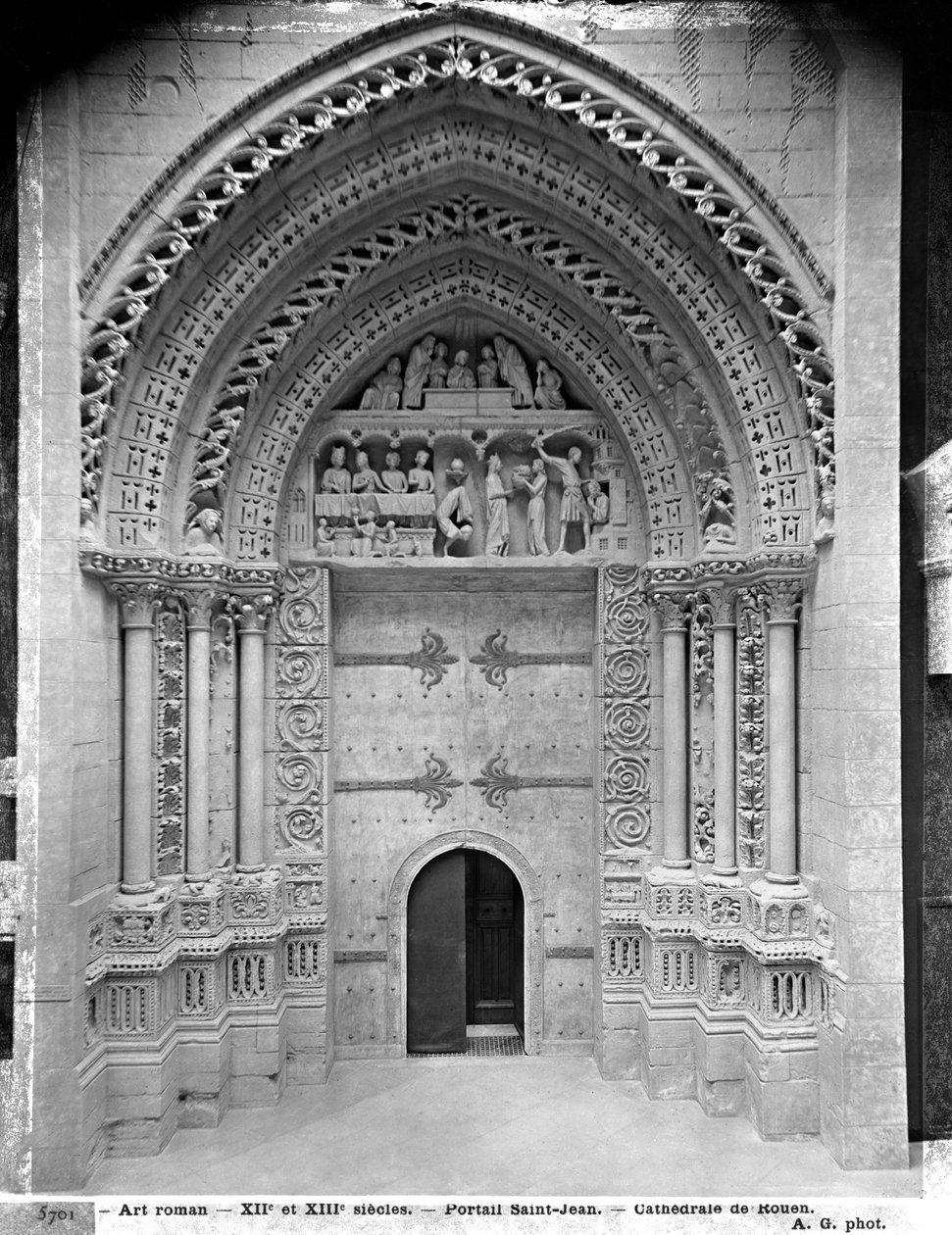 Reproduktion av fasadportalen på Johannes Döparen vid katedralen i Rouen (gips gjuten av sten) (se detalj 253208) av French School