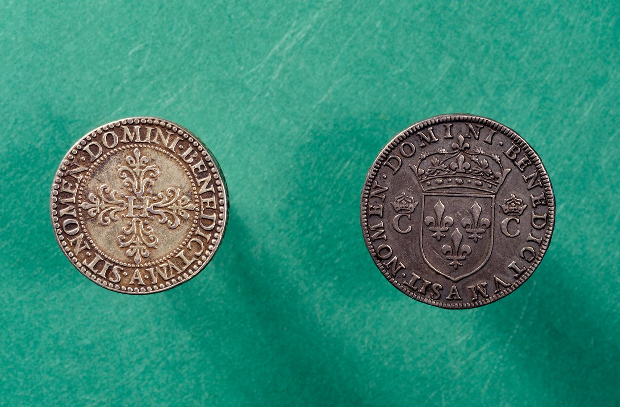 Omvända mynt: längst ner, halv francs silvermynt med bilden av Henrik III (1551-1589) kung av Frankrike av French School