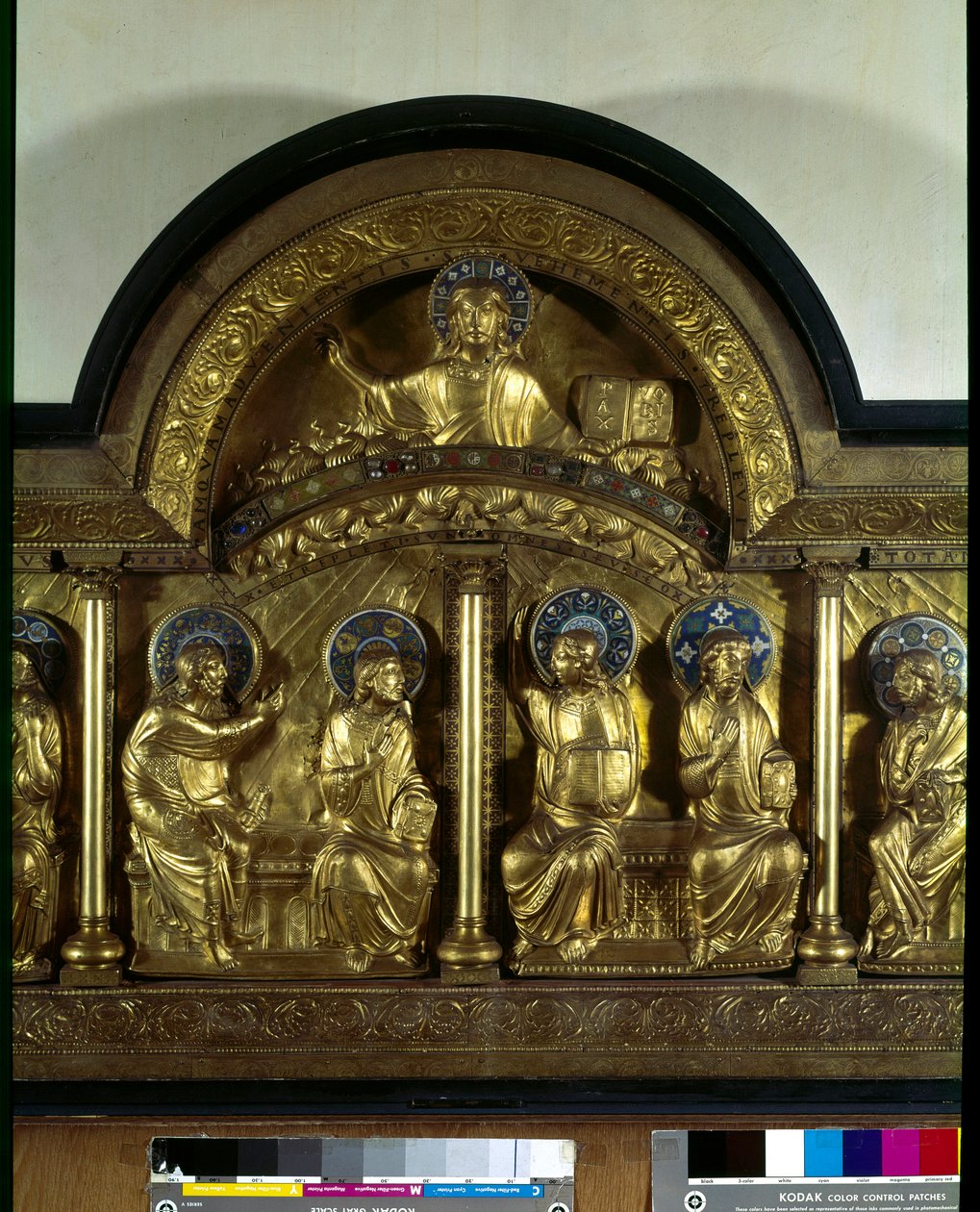 Romansk konst: altartavla av Pentecote: antependium i trä, koppar och emalj. Detalj. Från Stavelot (Meuse) Omkring 1160-1170. Paris, Nationalmuseet för medeltiden, Thermes de Cluny av French School