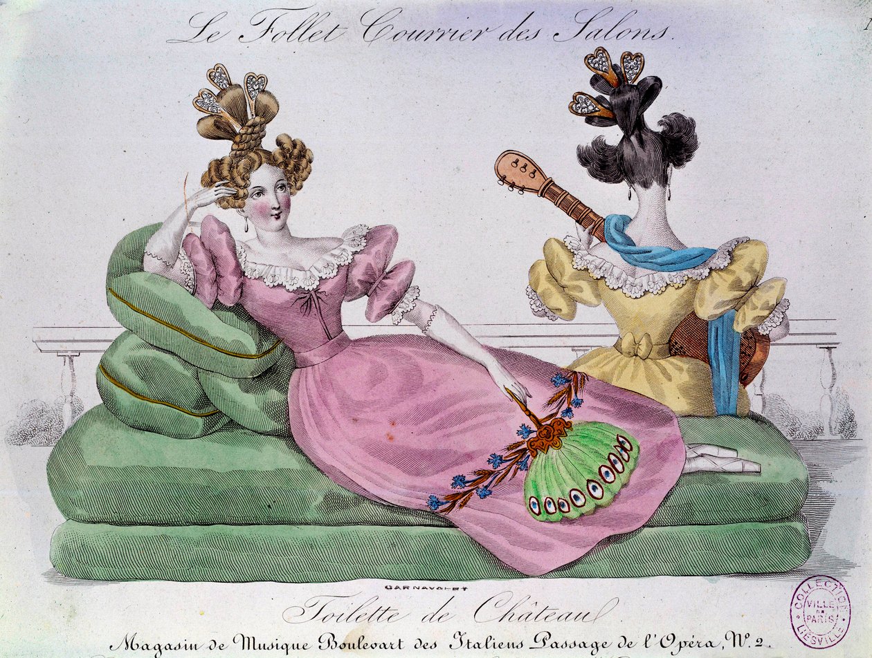 Romantiskt mode: Chateau toalett. Två kvinnor med extravaganta frisyrer på en kanape. Gravyr av 1800-talet. Paris, Musée Carnavalet av French School