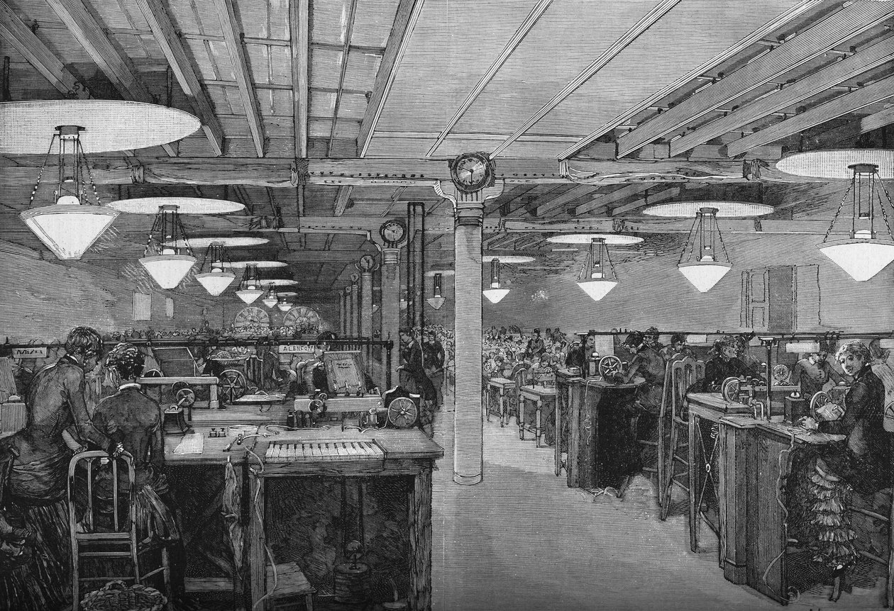 Rum för kvinnliga telegrafister i post- och telegrafministeriets centralkontor upplyst med elektriskt ljus av voltaiska ljusbågslampor (systemavbrott), Paris 1883. av French School