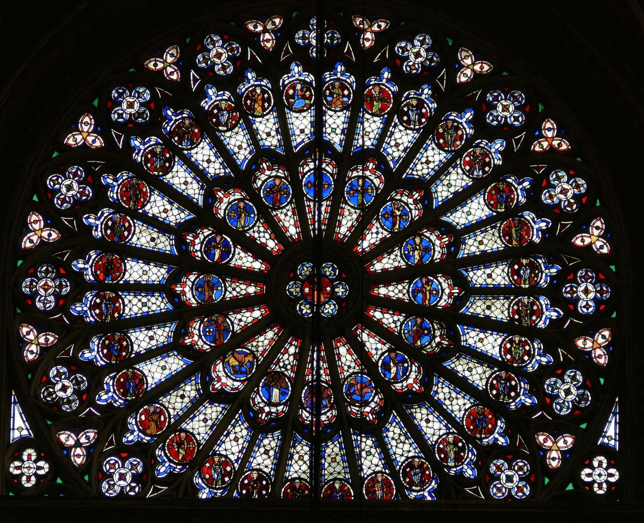 Rosenfönster som visar Kristus omgiven av de tolv apostlarna och evangelistsymbolerna av French School