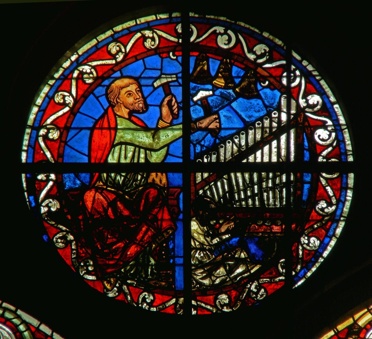 Rosettfönster föreställande en orgel och klockor av French School