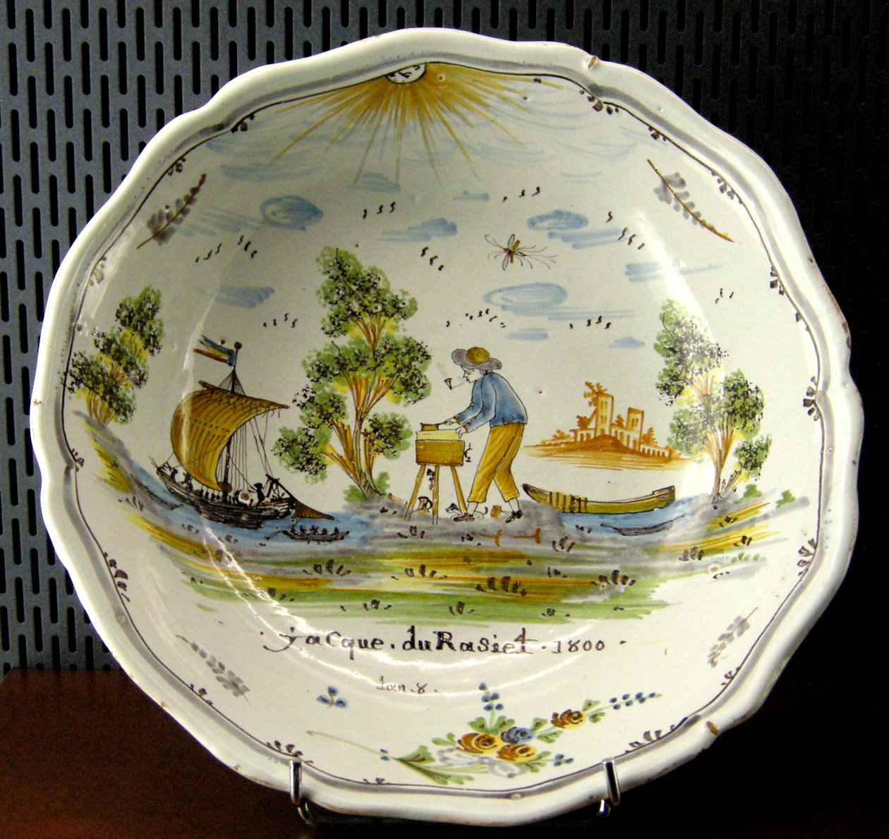 Salladsskål föreställande en hantverkare och båtar på Loire, Nevers, 1800 (keramik) av French School