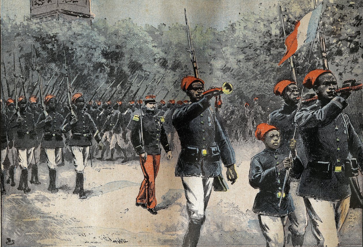 Senegalesiska Tirailleurs återvänder från befälhavaren Jean-Baptiste Marchands (1863-1934) afrikanska utforskningsuppdrag, under befäl av kapten Mangin (1873-1908) och förbereder sig för granskningen av den 14 juli av French School