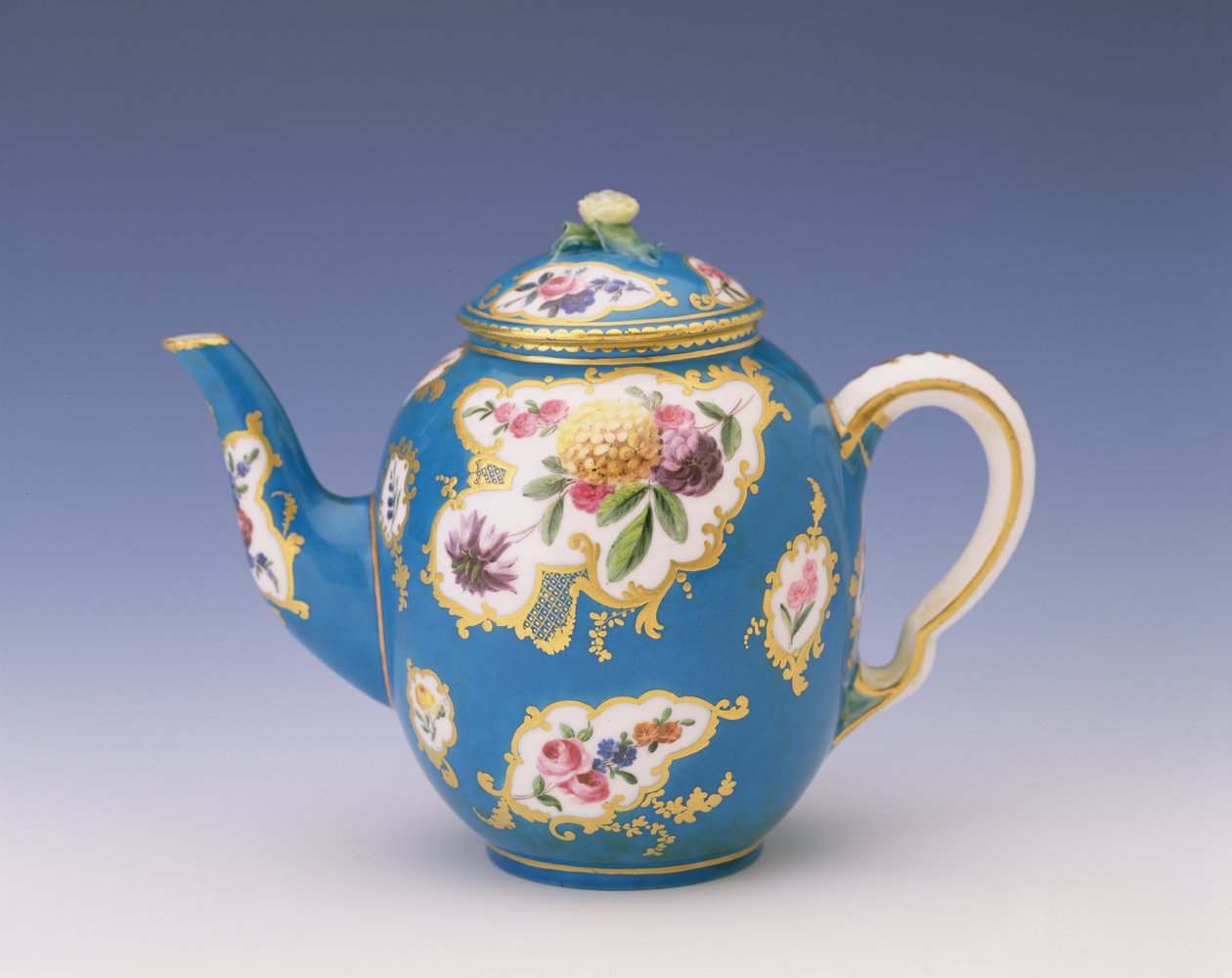 Sevres tekanna med bleu celeste mald, 1766 (porslin) av French School