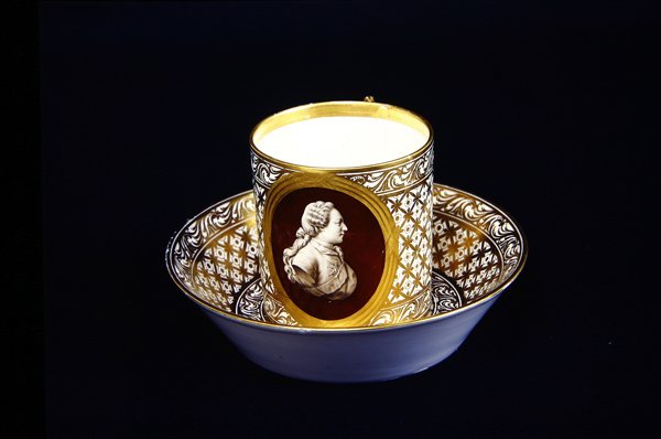 Sevres kopp och fat med en bild av Ludvig XVI, ca 1775 (porslin) av French School