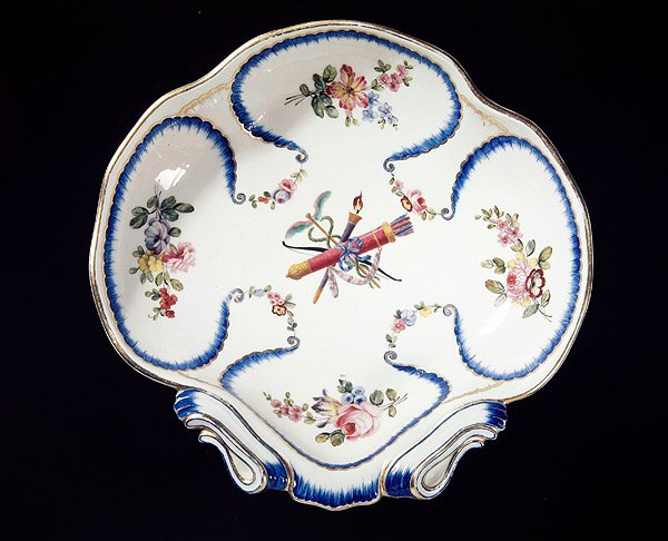 Sevres tallrik dekorerad med båge och pilar, 1762 (fajans) av French School
