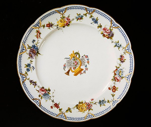 Sevres tallrik dekorerad med notblad, 1764 (fajans) av French School