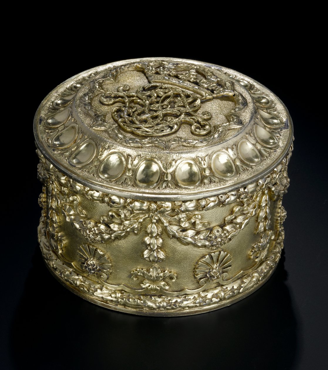 Silverförgylld cirkulär låda med lock från toaletttjänsten Lennoxlove, ägd av Frances Teresa Stewart, hertiginna av Richmond och Lennox: French, Paris, analyserad mellan april och september 1672 av French School