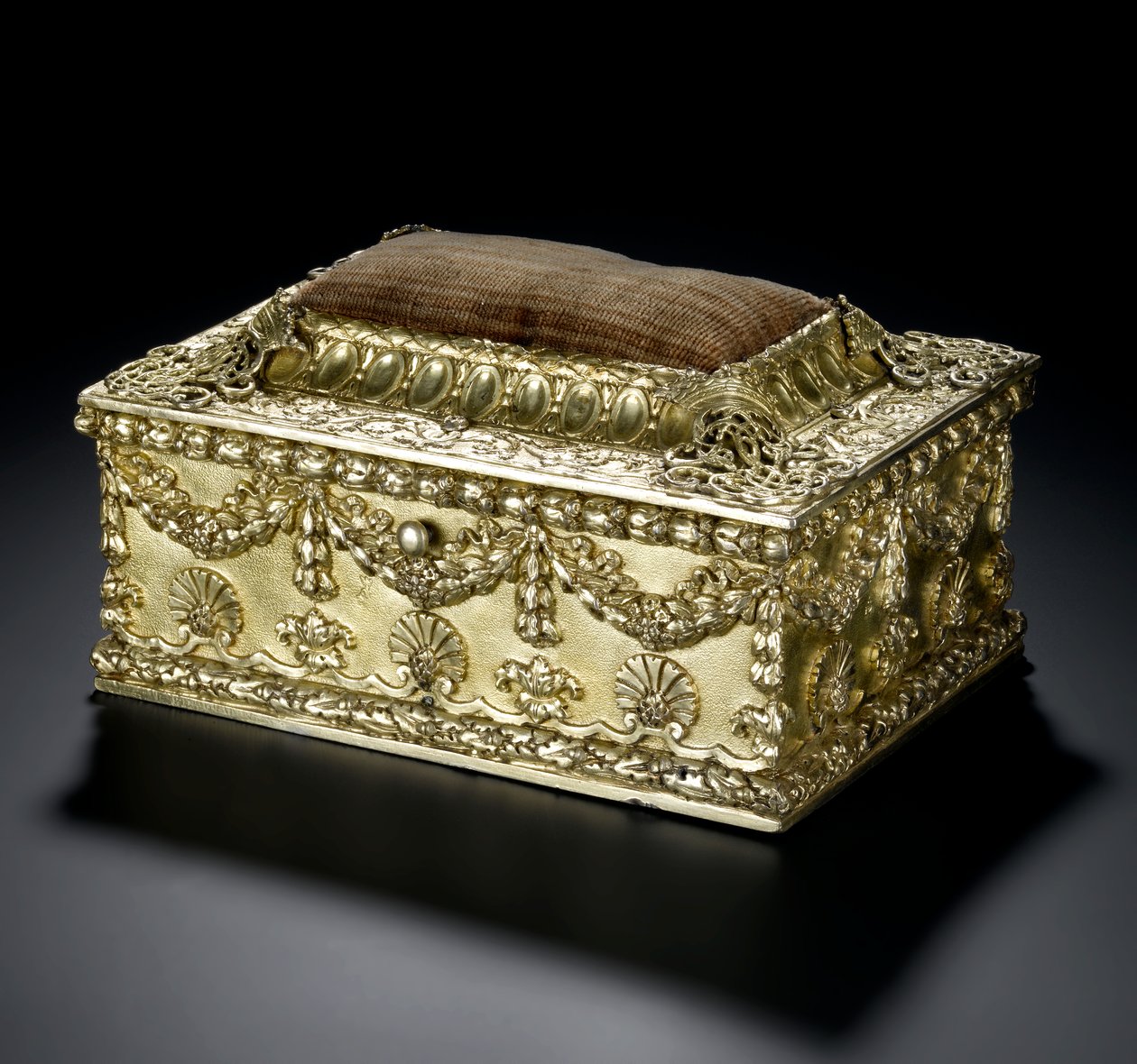 Silverförgylld rektangulär kista med gångjärnslock med nålkudde, från toaletttjänsten Lennoxlove, ägd av Frances Teresa Stewart, hertiginnan av Richmond och Lennox: French, Paris, 1664 - 1665 eller 1668 - 1669 av French School