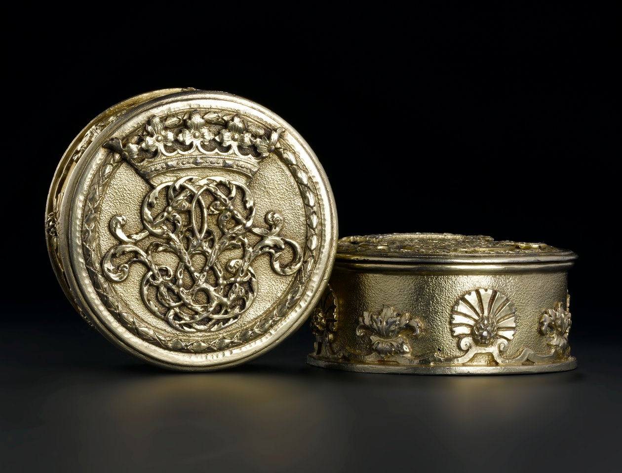 Silverförgylld liten cirkulär låda med lock från toaletttjänsten Lennoxlove, ägd av Frances Teresa Stewart, hertiginna av Richmond och Lennox: French, Paris, analyserad mellan september 1672 och oktober 1674 av French School