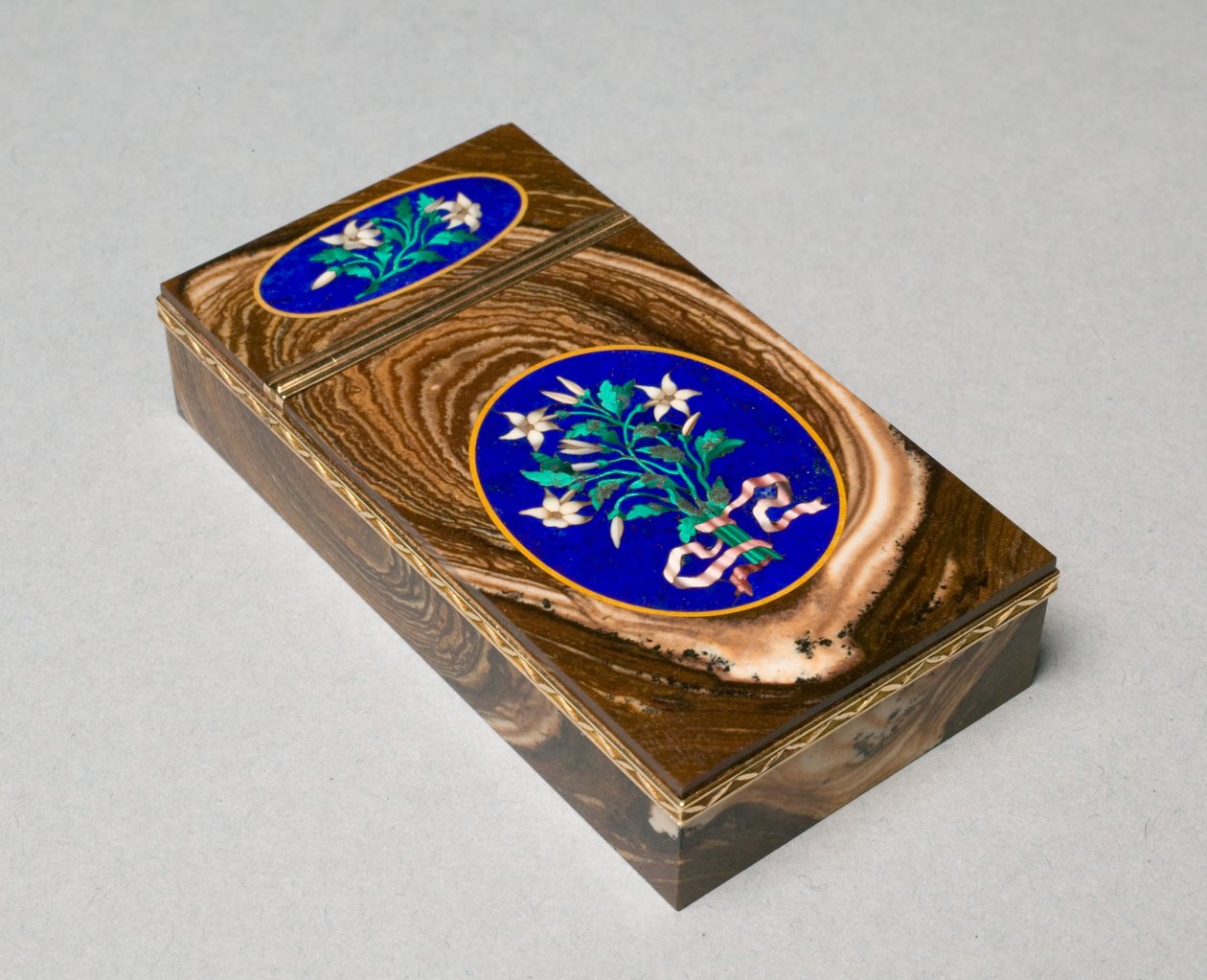 Snusdosa, ca 1840 (guld, agat, set med mosaikpaneler, lapislipad) av French School