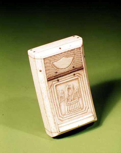 Snusdosa, tillverkad av en krigsfånge, ca 1790 (ben) av French School