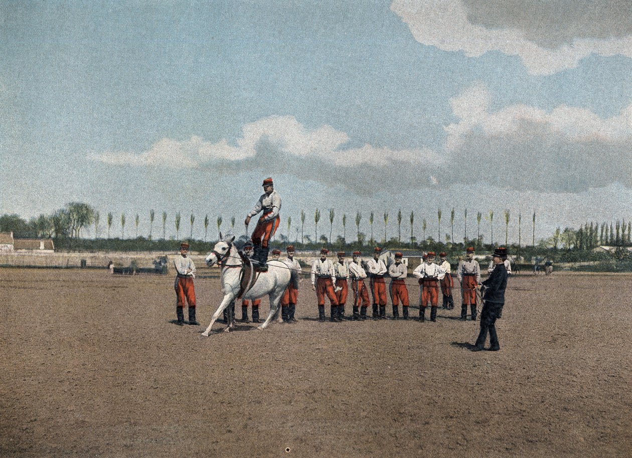 Särskild militärskola i Saint-Cyr (Saint Cyr), intern tjänst: Aerobatic. Ryttarna på sektionen utövar alla konstflygövningar för att göra dem mycket flexibla tills de hoppar, med sina vapen, på en hästflock, galopperande. I "" Album militaire: sc av French School