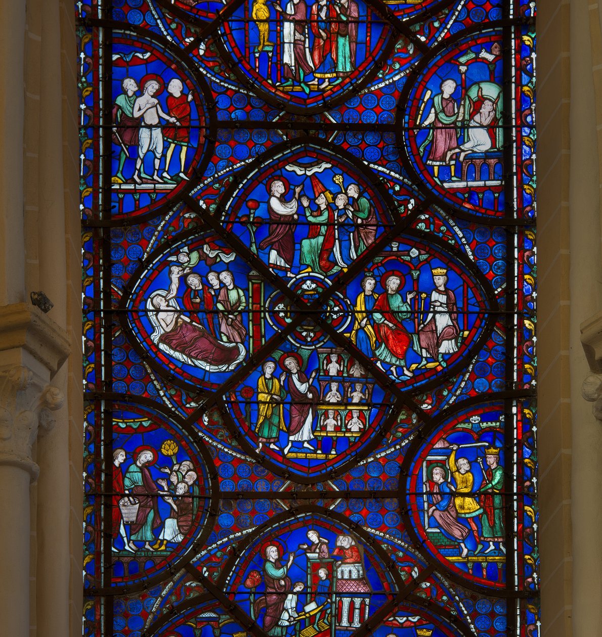 Målat glas i katedralen i Chartres: detalj av Saint Thomass liv av French School