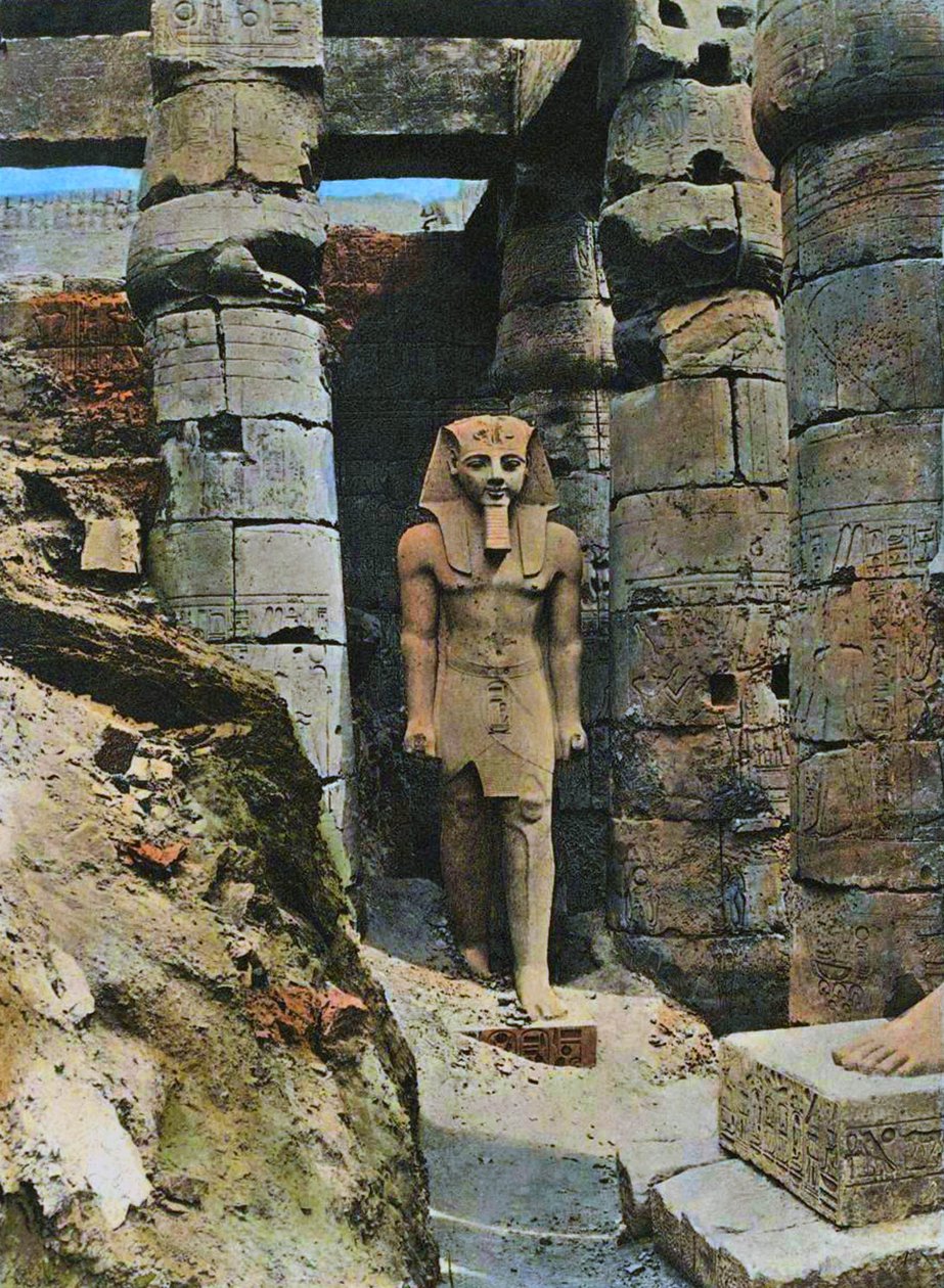 Staty av Ramses II, Luxor, Egypten, 1903 (handfärgat foto) av French School