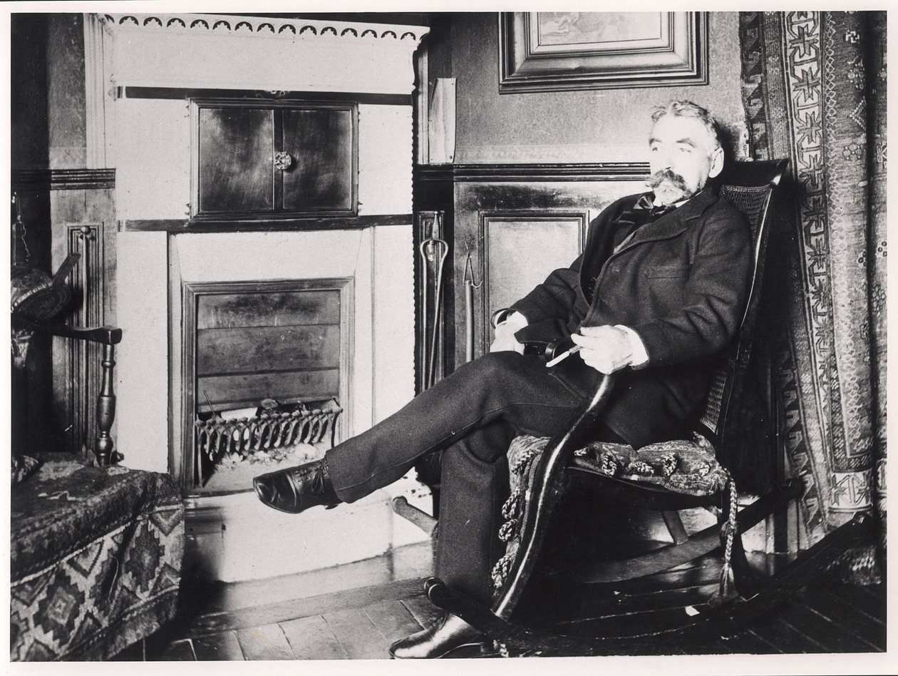 Stephane Mallarme (1842-98) sittande vid den öppna spisen i sitt hem på Rue de Rome, Paris av French School