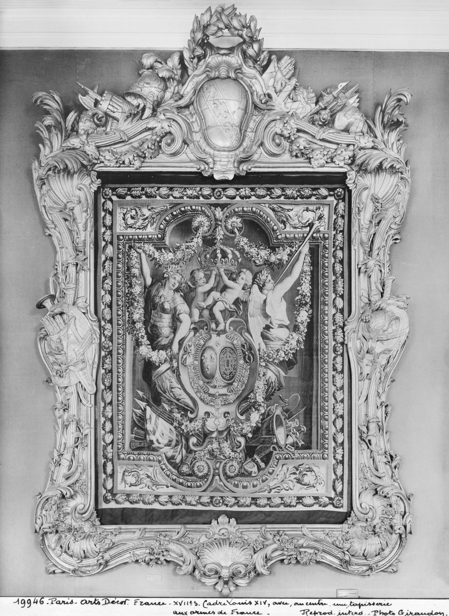 Gobeläng av franska kungafamiljens vapen med ram av Louis XIV av French School