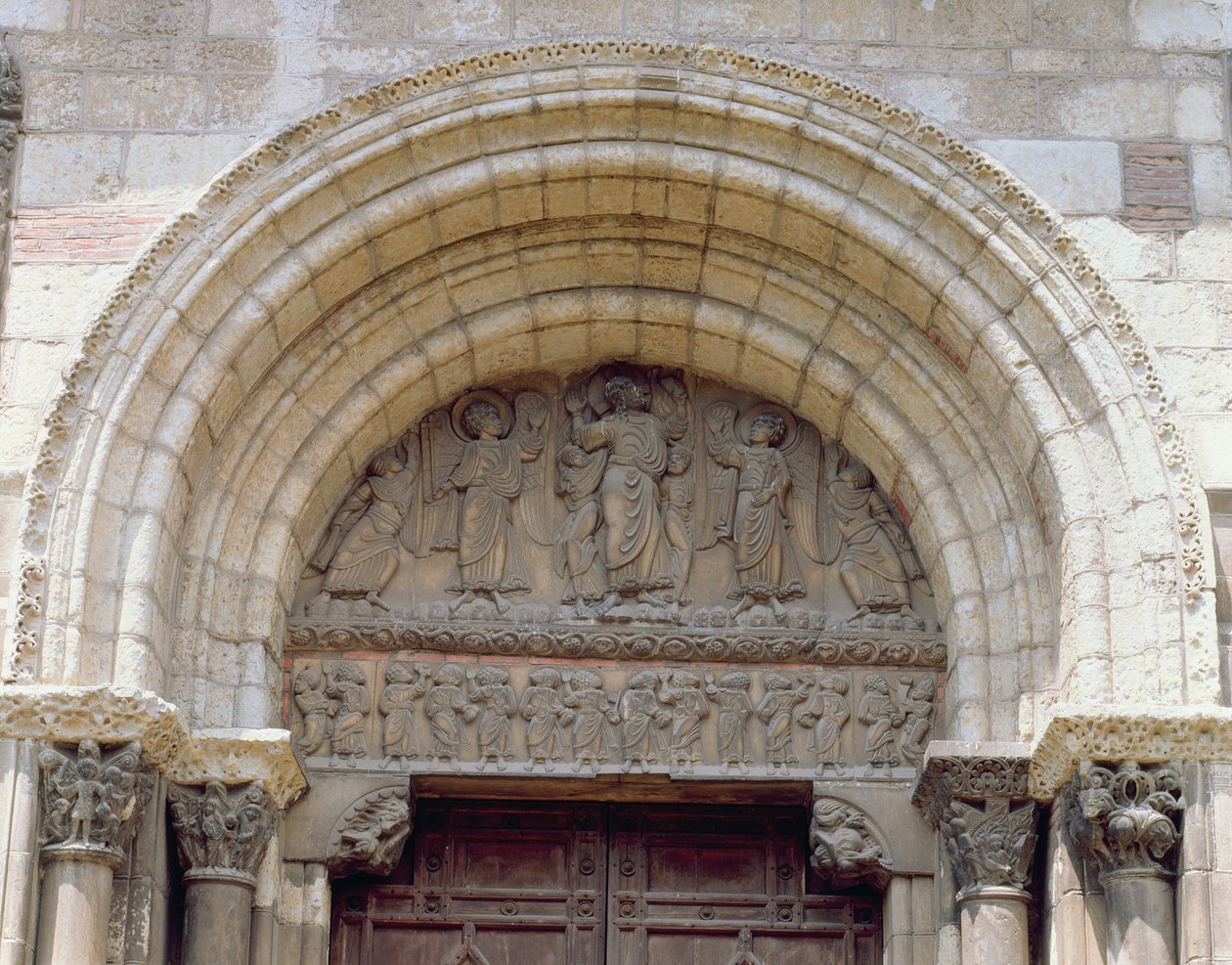 The Ascension, tympanon från Porte Miegeville, c.1120 av French School
