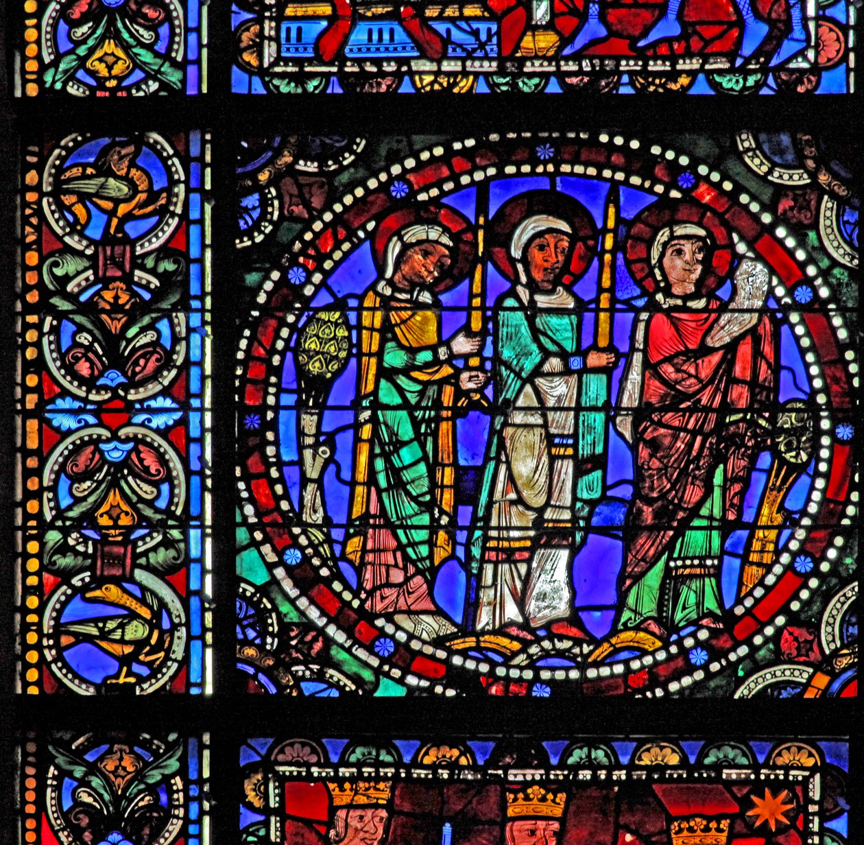 The Life of Christ-fönstret: Tre helgon närvarar vid presentationen i templet (med nästa panel) (w50) av French School