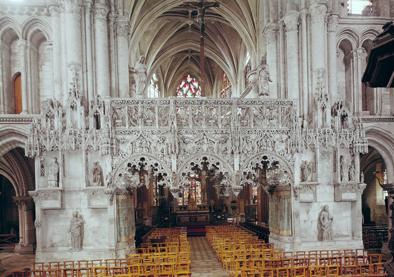Mittskeppet och interiören av Eglise Sainte-Madeleine, visar skärmen dekorerad i flamboyant gotisk stil av Jean Gailde mellan 1508-17 av French School