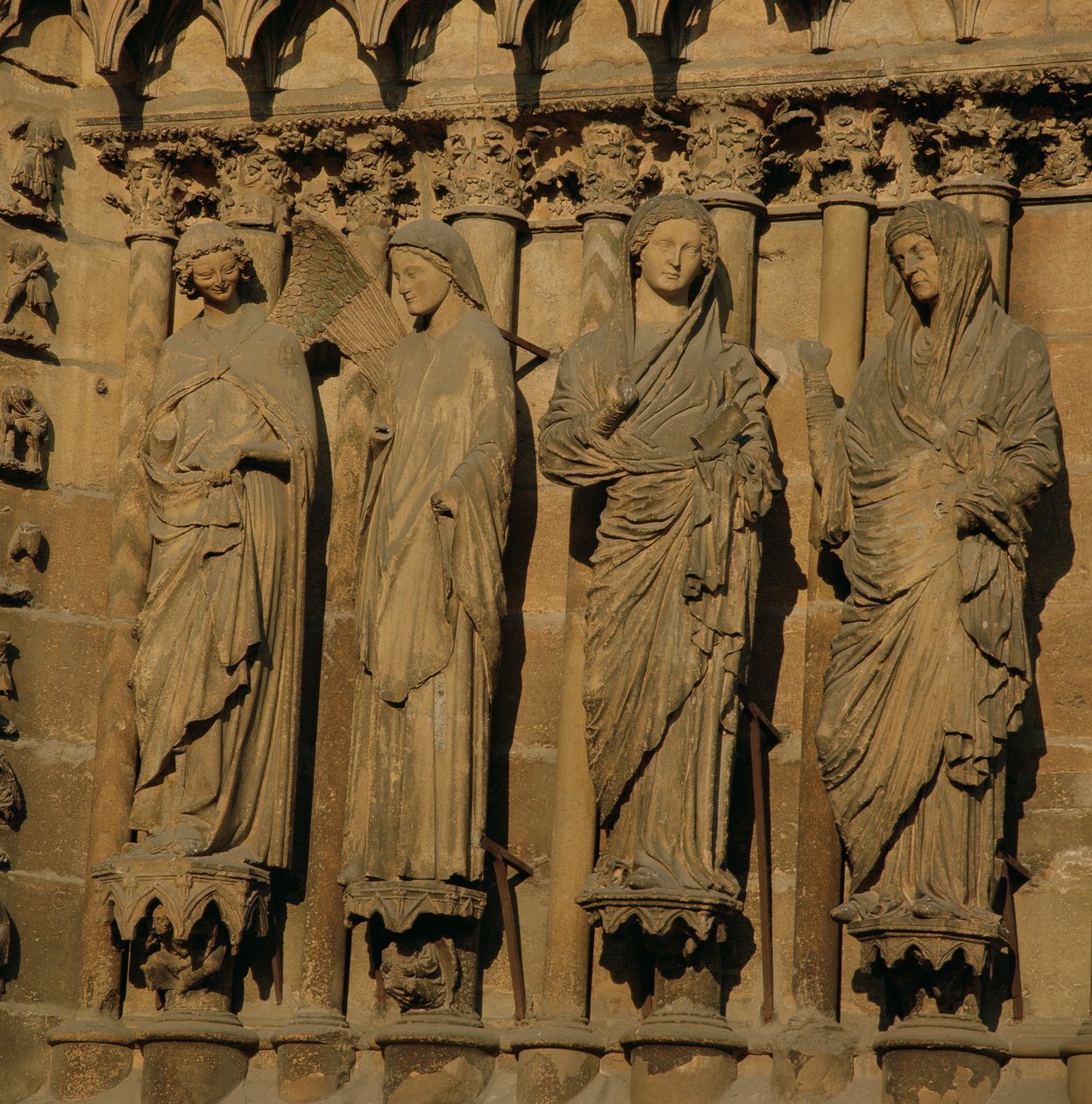 The Visitation, fyra jambfigurer från katedralens västra fasad, ca 1230-40 (kalksten) (se 62274) av French School