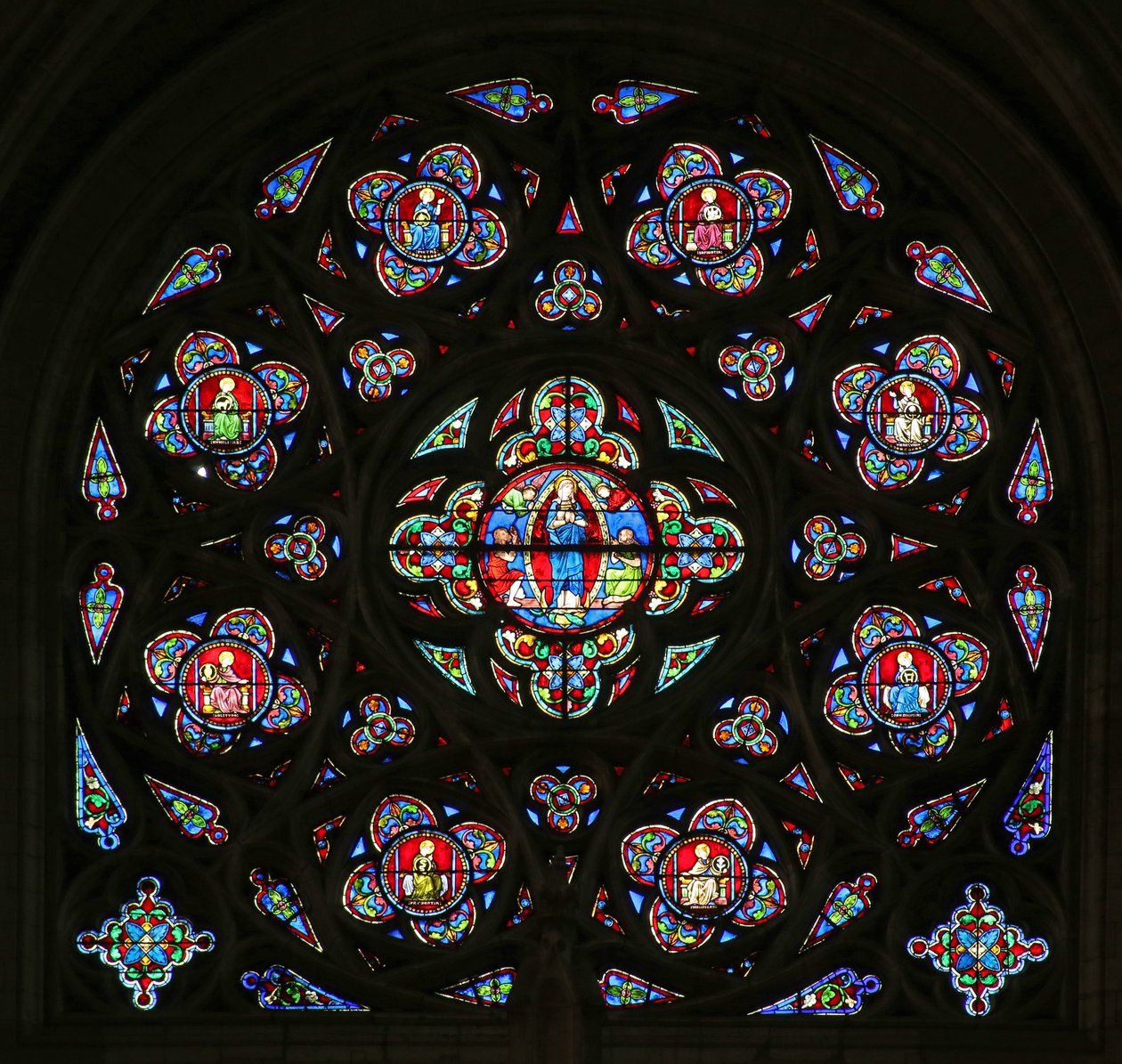 Södra rosenfönstret med Jungfru Marias himmelsfärd. (modernt glas; stenarbeten C15 och C20) av French School