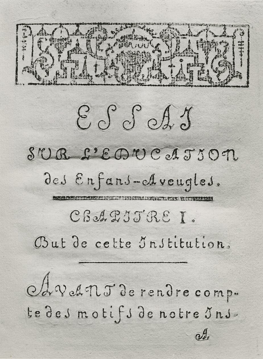 Titelsida för det första kapitlet i Essai sur leducation des aveugles av Valentin Hauy (1745-1822) publicerad 1786 av French School