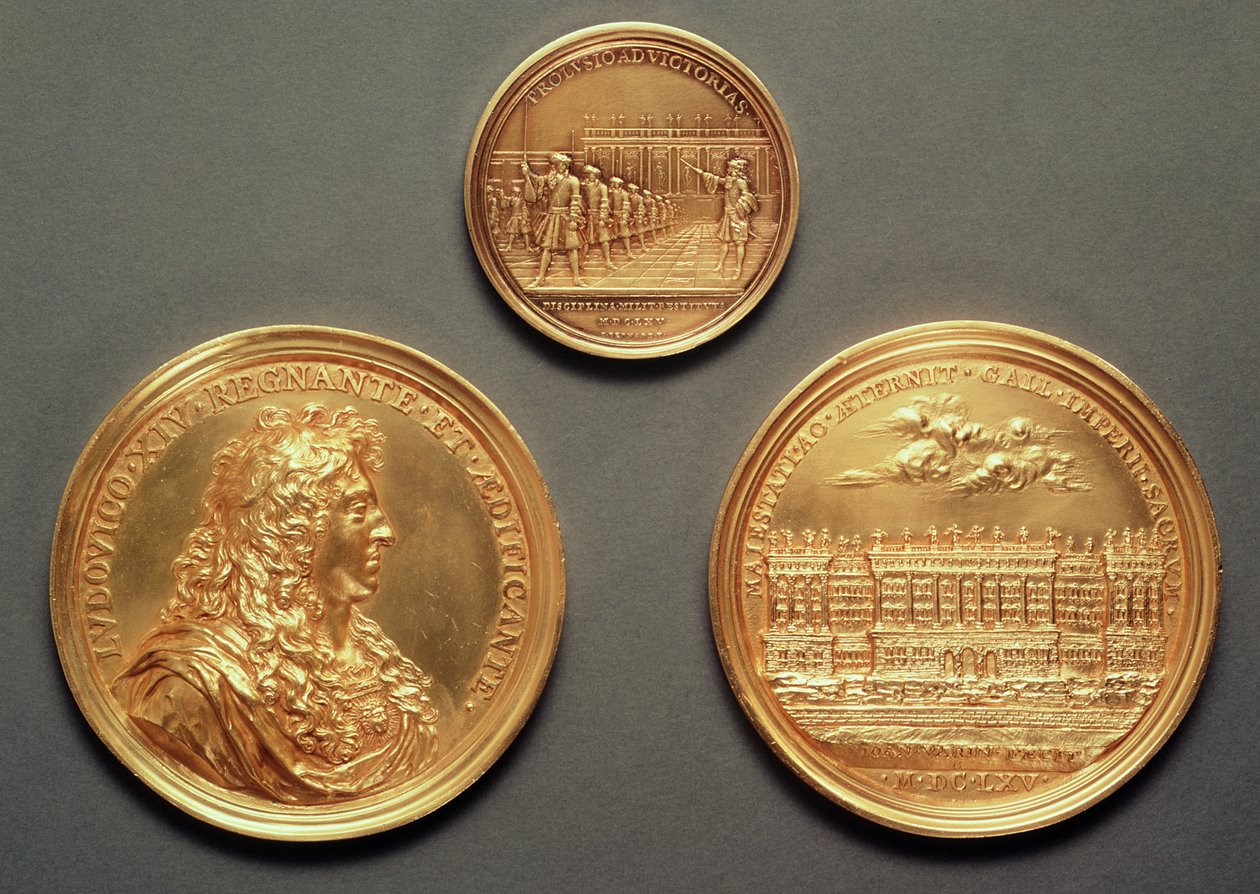 Överst: Recto = Les Revues, 1680 av Thomas Bernard; Nederst: tergo = Profil av Ludvig XIV, recto = Louvrens pelargång, Bernini-projekt av Jean Warin III (1604-72) (guld) av French School