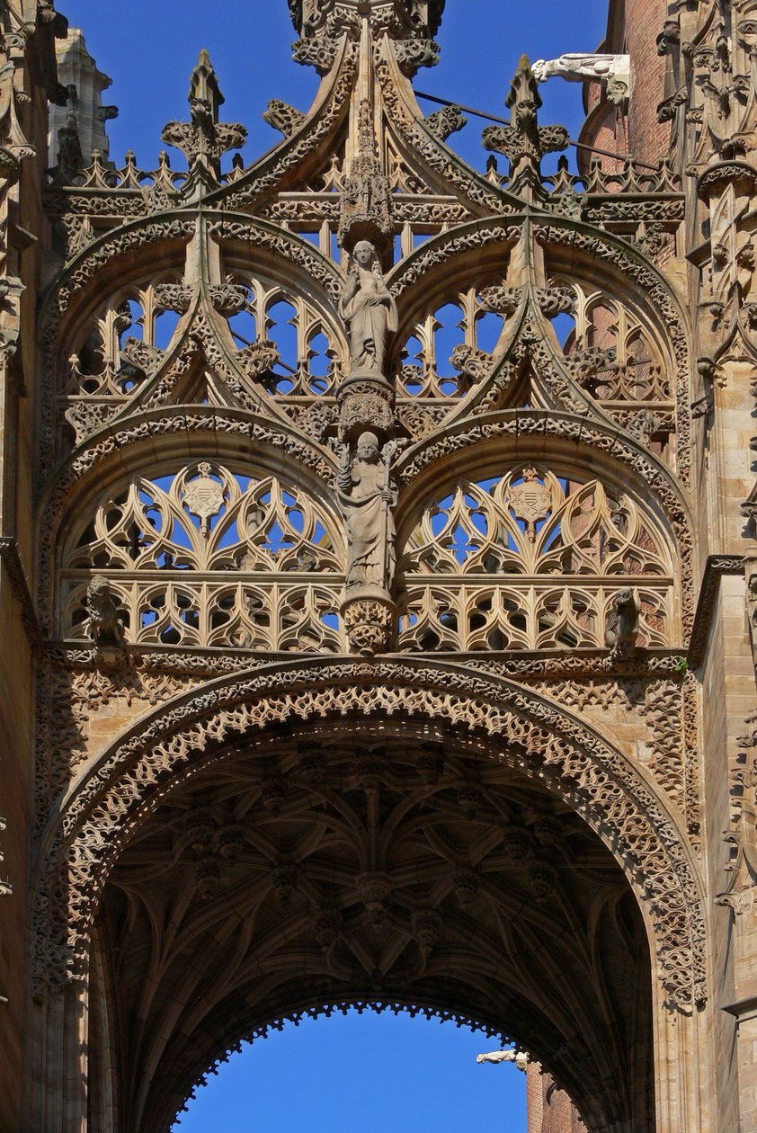 Tracery ovanför södra dörren av French School