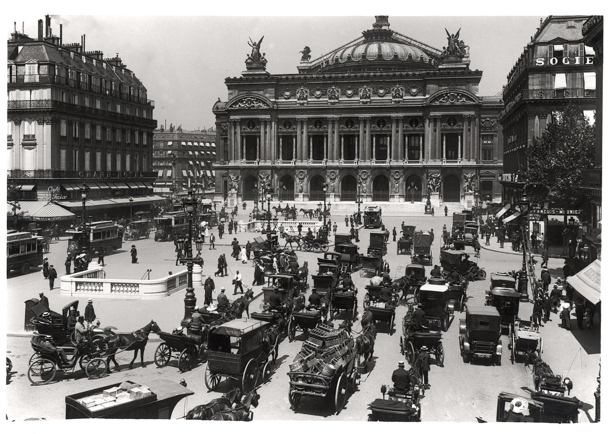 Trafik framför Paris operahus, 1890-99 av French School