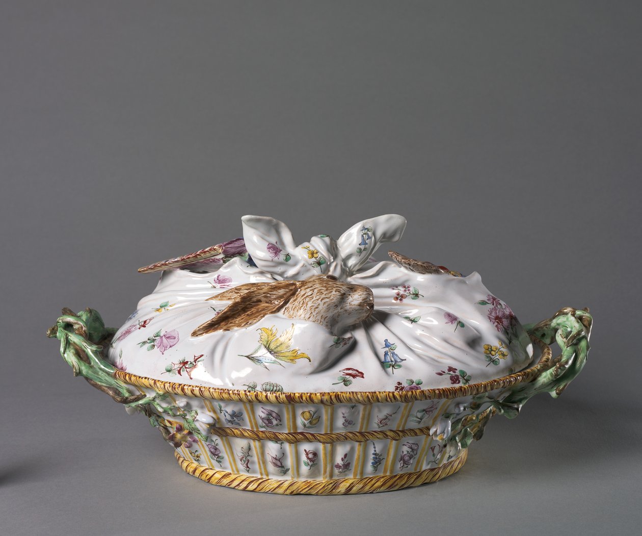 Terrin i form av en korg av vilt, tillverkare Sceaux Factory, c.1755 (tennglaserat lergods (fajans) med emaljdekor) av French School