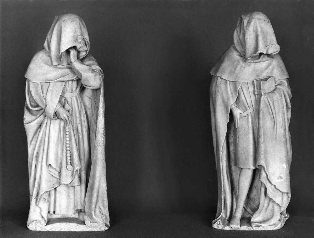 Två sörjande, från hertug Jean de Berrys grav (1340-1416) c.1450-53 (alabaster) av French School