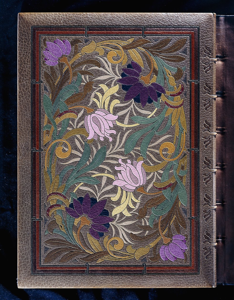 Övre bokomslag, med semi-naturalistisk design av lotusblommor och kaprifolblomhuvuden, 1886 av French School