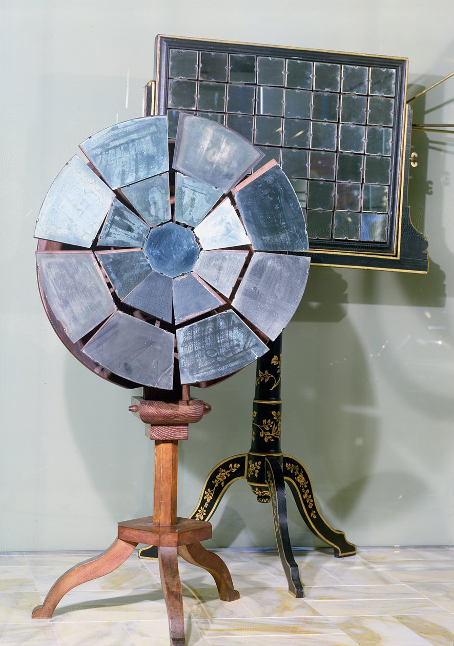 Spegel med variabelt fokus designad av Jacques Alexandre Cesar Charles (1746-1823) och använd av Georges Louis Leclerc (1707-88) Comte de Buffon i sina experiment om fusion av bly (trä och glas) av French School