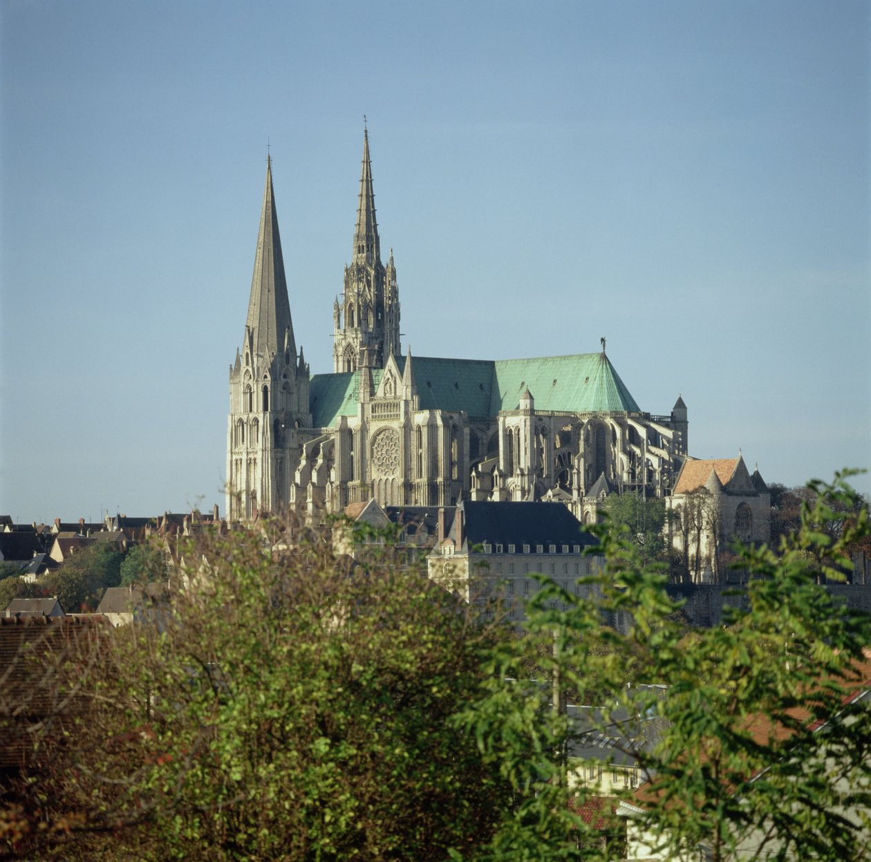 Utsikt över Chartres-katedralen, från sydost, började 1194 av French School